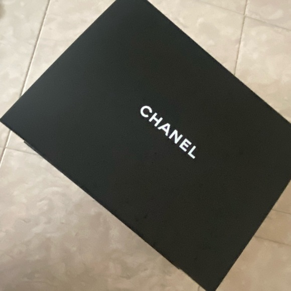 Brand new never worn Jumbo Chanel flap bag - Picture 5 of 7